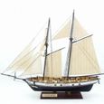 Maquette de bateau avec colle et peinture