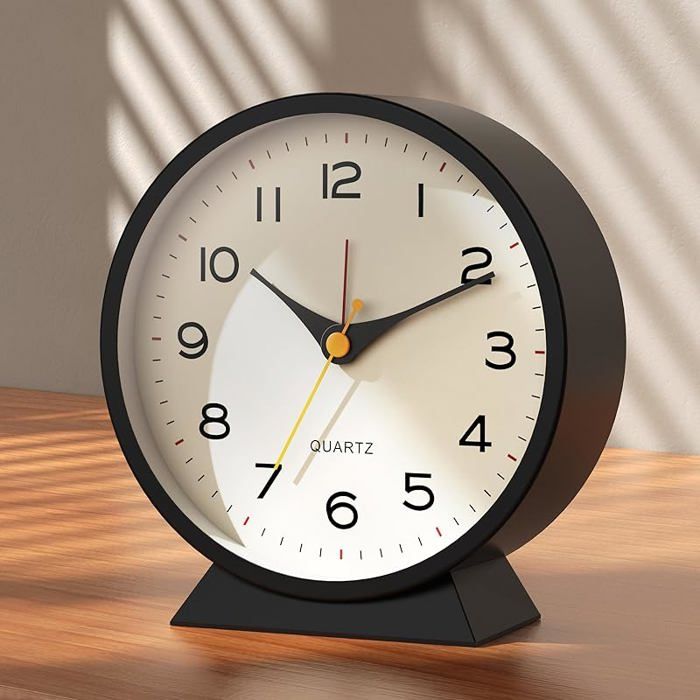 Réveil Voyage Lumineux CNMTCCO Réveil Analogique Silencieux - Sans Tic-Tac - Lumière Douce - Fonction Snooze - Piles AA - 8x8cm Réveil Sans Tic-tac