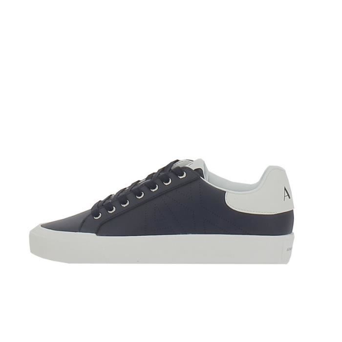 Armani Exchange Basket Armani Exchange PLASTIC SNEAKER - Réf. XUX166-XV563-S519. Couleur : Bleu marine Blanc. Détails. - Tige en polyester. -