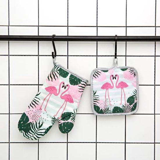 Une Assiette Avec Des Bonhommes En Pain D'épice Dessus Avec Un Dessin