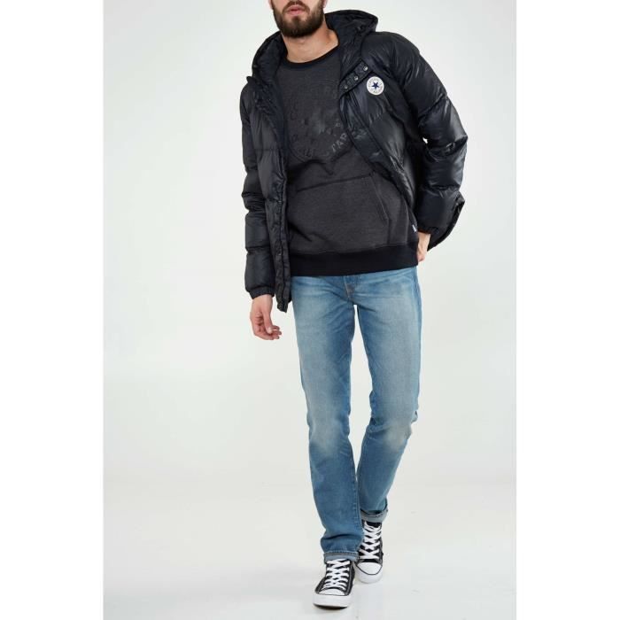 homme avec converse homme avec converse