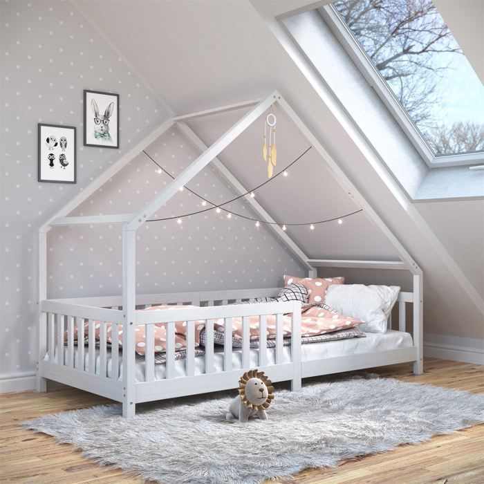 Lit cabane asym&eacute;trique CORA 90 x 200 cm en pin massif lasur&eacute; blanc