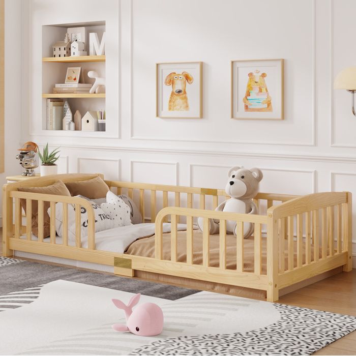Lit au sol enfant 90 x 200 cm en pin naturel avec barrières de sécurité et ouverture centrale arrondie
