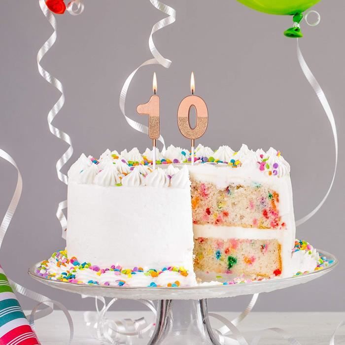 Gâteau D'anniversaire De 10 Ans Avec Bougies Allumées Et Bannière  D'anniversaire De Confettis