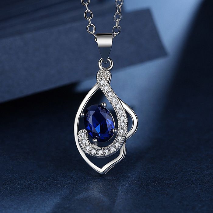 Pendentif Vintage Avec Chaîne - Navette Incrustée De Cristaux - Occasion