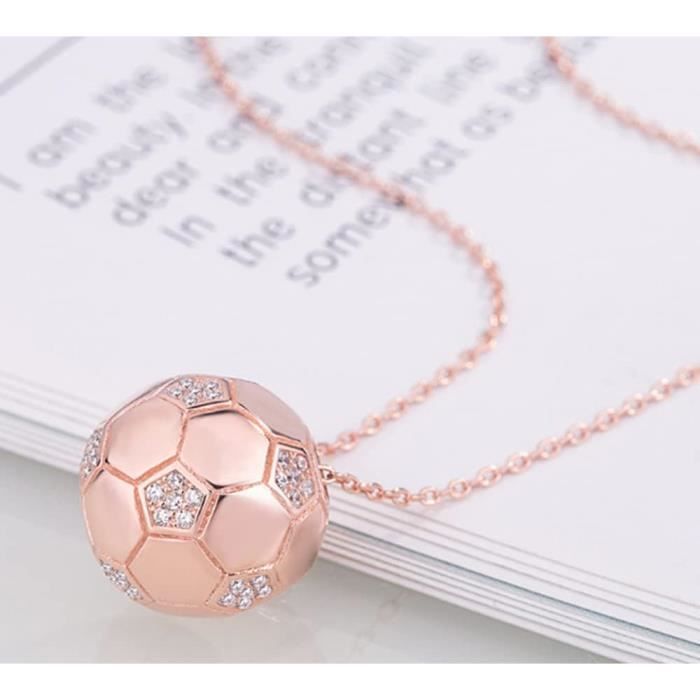 Un joli collier avec chaussure et ballon de foot