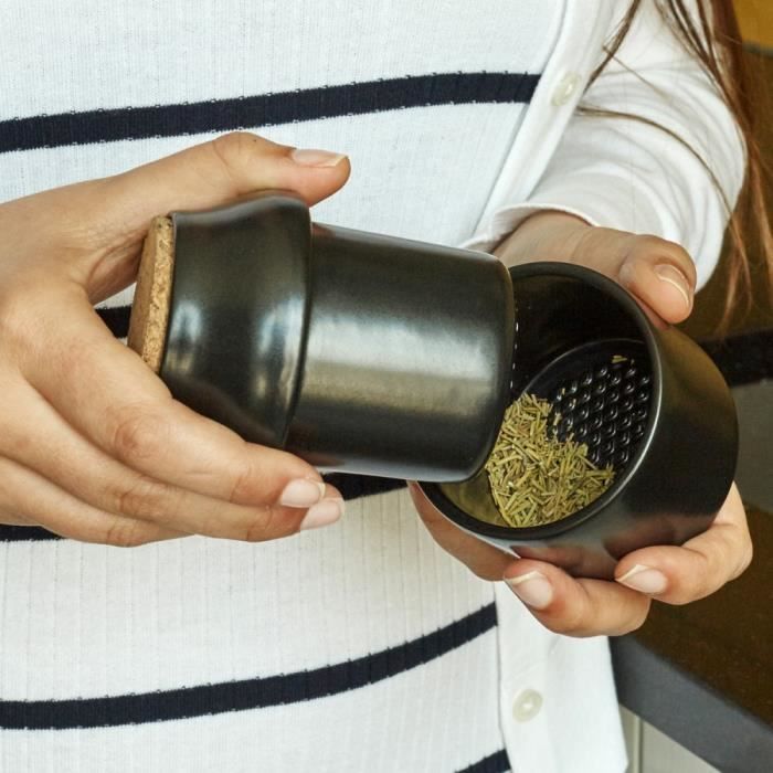 Moulin à herbes aromatiques et son pot