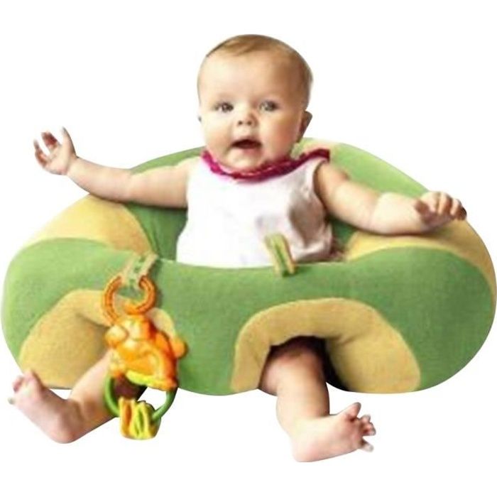 Un Bébé Mignon Est Assis Dans Une Chaise Bébé à La Maison Dans La