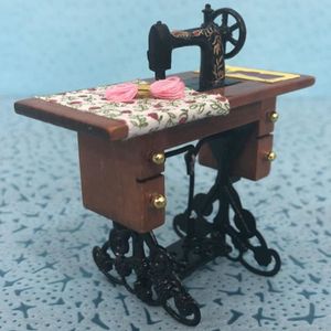 Vintage miniature machine a coudre Avec Tissu pour 1//12 echelle maison de 4E 1X