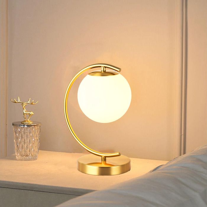 Lampe de Table Design YLSA en Forme de Lune – Globe en Verre Opale et Socle Doré Douille E27