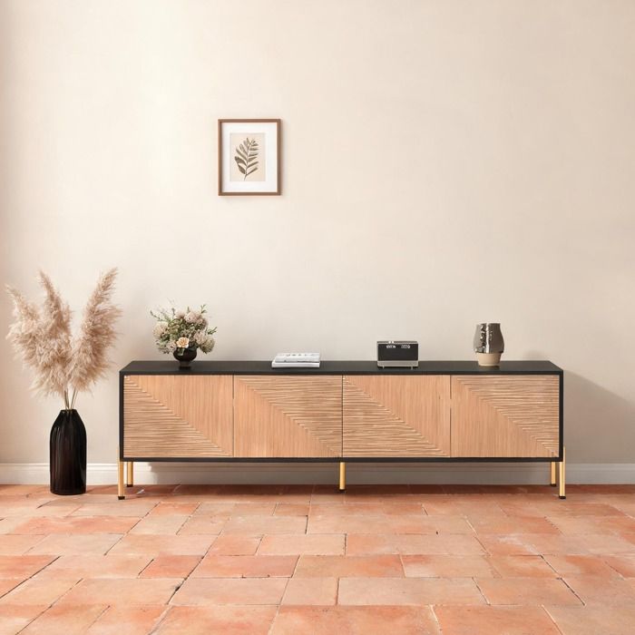 Meuble TV bas 179 cm en panneaux de particules finition noire et naturelle portes structurées sans poignée pieds métal doré