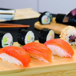 Appareil rouleur pour sushi maki tube poussoir preparation makis - Article  de décoration - Achat & prix
