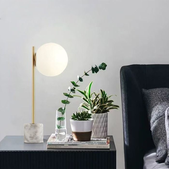 Lampe de Table en Marbre avec Boule en Cristal Opale et Métal Doré Åsa – Élégance Minimaliste et Nordique E27