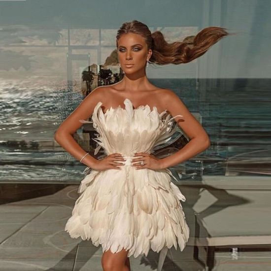 Plumes Robe Blanche Decolletee Robe Longue Blanche Dos Nu INVITADISIMA - Main Image