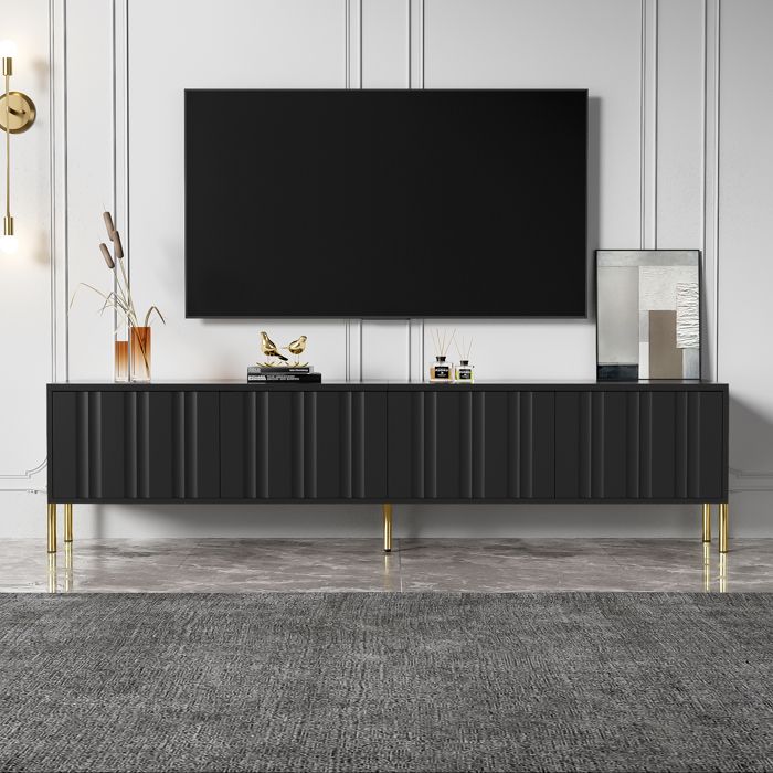 Meuble TV noir à quatre portes rayées 190 cm de long meuble bas salon pieds métal convient aux téléviseurs de 75 pouces et moins