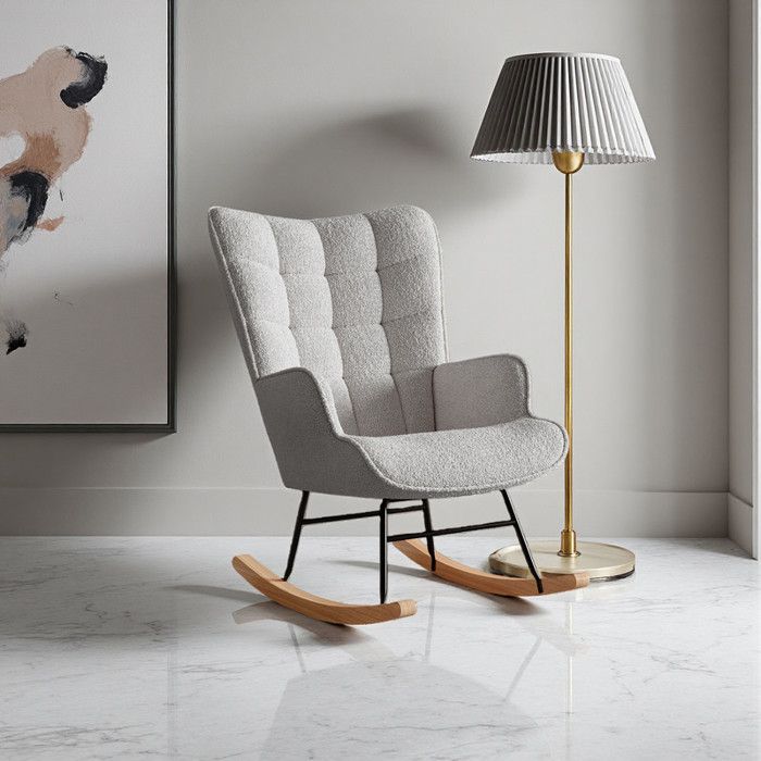 Fauteuil à bascule gris clair tissu teddy bouclé motif carré structure métal noir pieds bois courbés design minimaliste