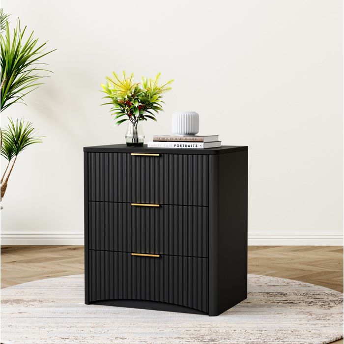Table de chevet 3 tiroirs noire 58 x 38 x 64 cm façade rainurée poignées dorées glissières silencieuses MDF VEVXYN