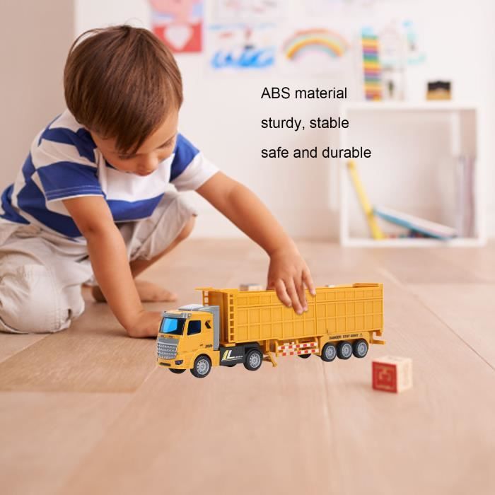 Camion benne jouet en plastique du véhicule de construction isolé sur