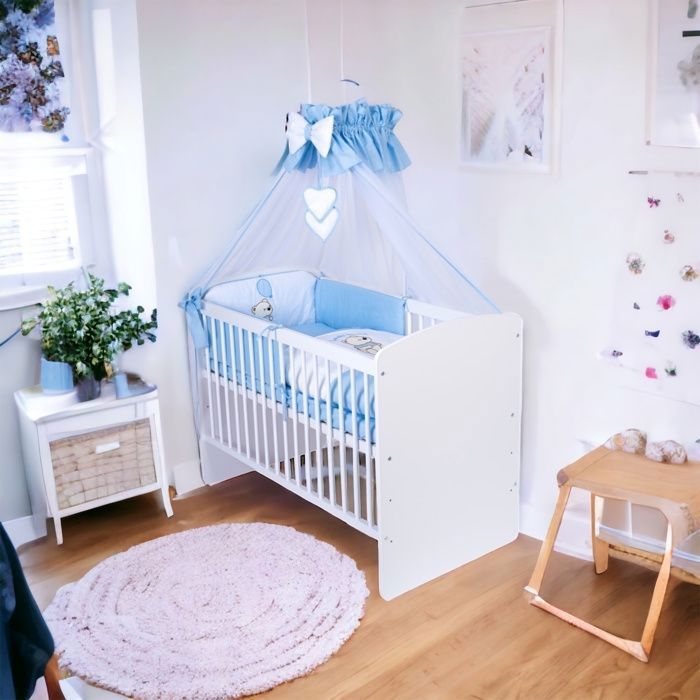 KMBaby Lit Bébé K2 Blanc 120x60 cm Avec Matelas et Parure 11 Pièces Bleue Ourson Ballon - 3 Hauteurs - Pin et MDF