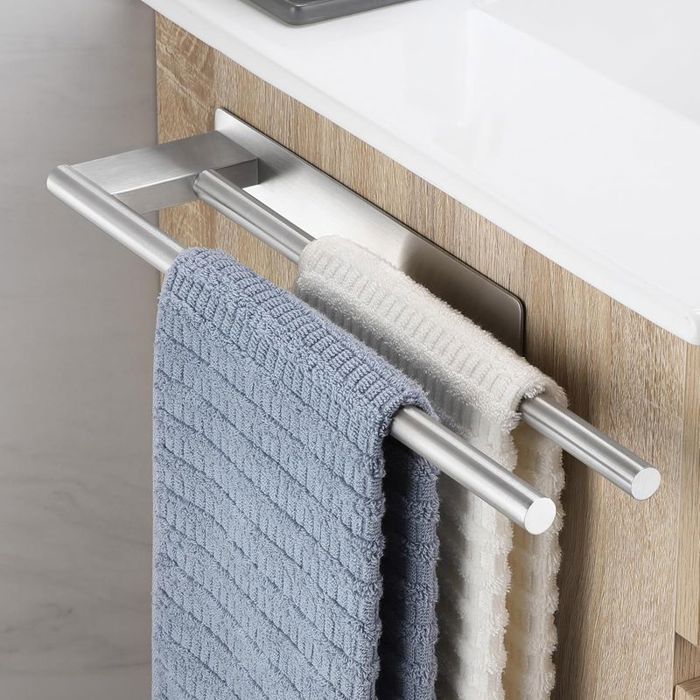 Porte-serviette mural adhésif double inox argent brossé sans perçage anti-humidité.