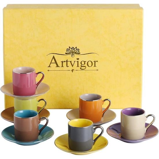 quatre tasses à café et soucoupes en porcelaine Photo | Adobe