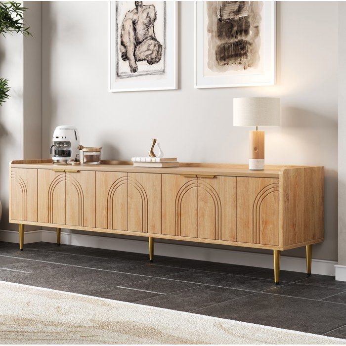 Meuble TV 170 cm en MDF naturel avec portes sculptées 3D poignées dorées pieds métalliques et passe-câbles
