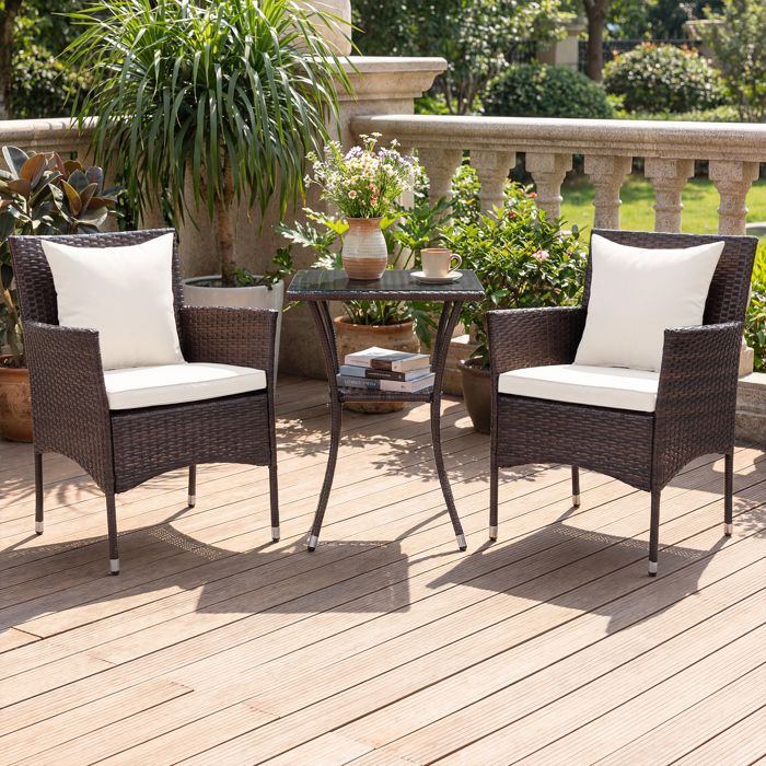 Ensemble 3 PCS Meuble de Jardin Extérieur COSTWAY en Rotin PE Table Basse en Verre Trempé à 2 Niveaux Chaises avec Coussins Blanc