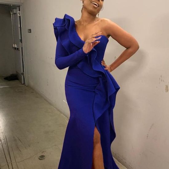 Robe soirée longue satinée verte épaule dénudée