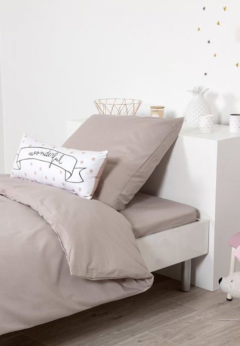 Drap Housse - COTE DECO - 90x190 cm - Polycoton 52 fils/cm² - Couleur taupe - Bonnet 25 cm Drap Housse - COTE DECO - 90x190 cm - Polycoton 52 fils/cm² - Couleur taupe - Bonnet 25 cm