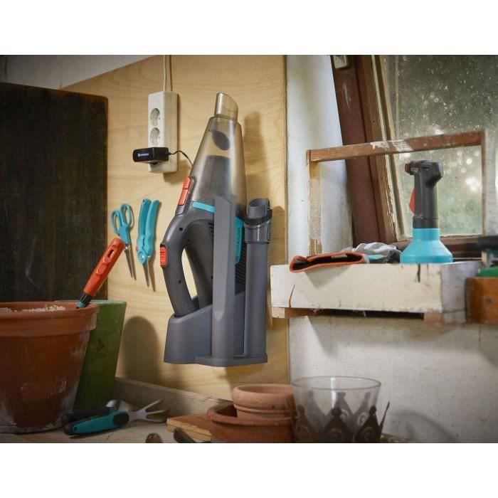 SHOT CASE GARDENA Aspirateur a main d'extérieur EasyClean Li + Station de charge murale