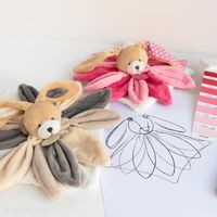 DOUDOU ET COMPAGNIE - Pantin Ours ARGENT avec Attache-Sucette - Peluche Collector 25 Ans - Doudou Peluche Bébé Ultra Doux en Mousseline - Idée Cadeau Naissance - Garantie Doudou Perdu - DC4335