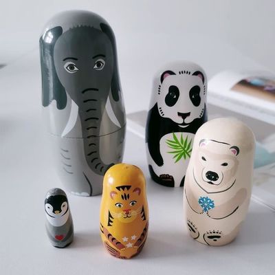 Matroschka, Matrjoschka, Babuschka, Matrioschka. Russische Holzpuppen. 2 Stück e