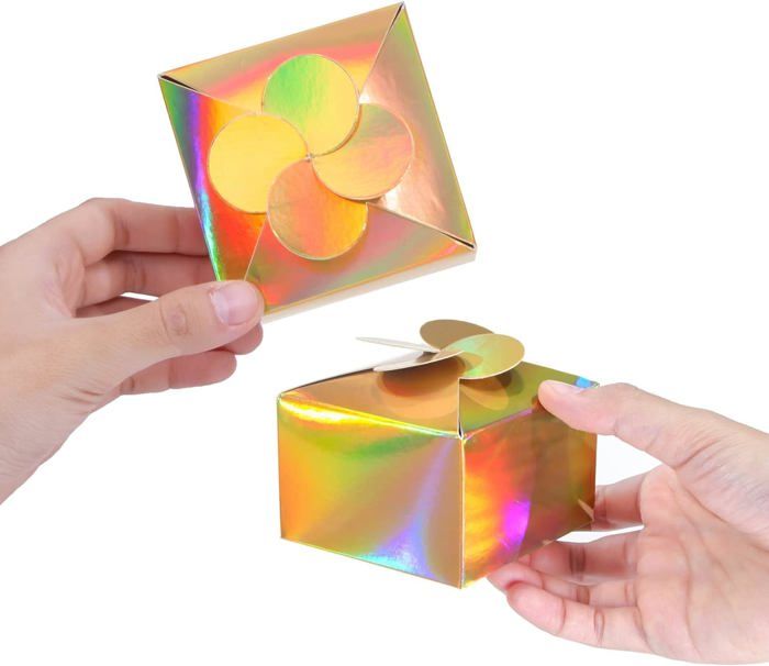 Des Boîtes En Carton Peintes, Décorées De Points Colorés