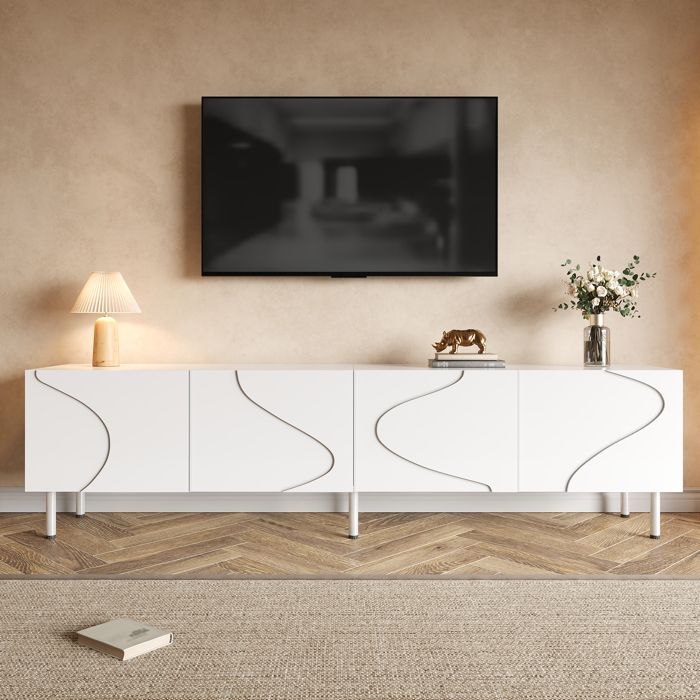 Meuble TV bas moderne blanc 4 portes Push-to-Open façades à lignes courbes 3D passe-câbles MDF et panneaux de particules pieds métal
