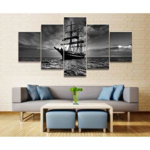 Tableau sur toile Bateau de pirate naviguant sous Jolly Roger Flag En Vieux Papiers