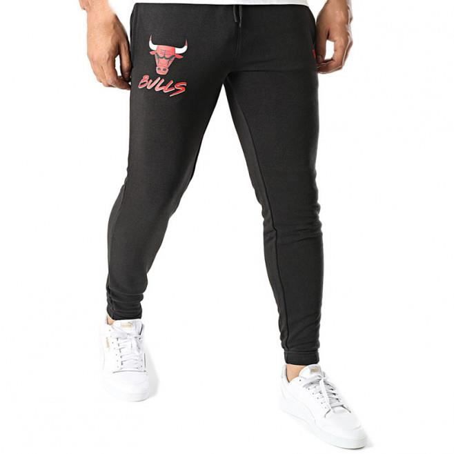 Pantalon de survêtement Chicago Bulls NBA Script - New Era - Noir - Taille élastiquée et poches latérales Pantalon de survêtement Chicago Bulls NBA Script - New Era - Noir - Taille élastiquée et poches latérales