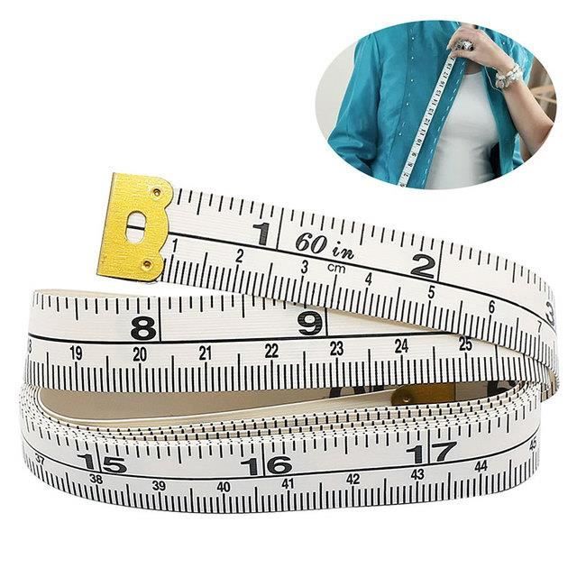 Mètre ruban de tailleur avec indicateurs en centimètres. Ruban de mesure  laminé jaune isolé sur fond blanc Photo Stock - Alamy