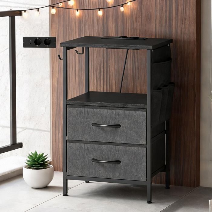 Table de chevet avec chargeur USB-C et prises 2 tiroirs étagère ouverte métal et mélaminé noir 40x30x60 cm