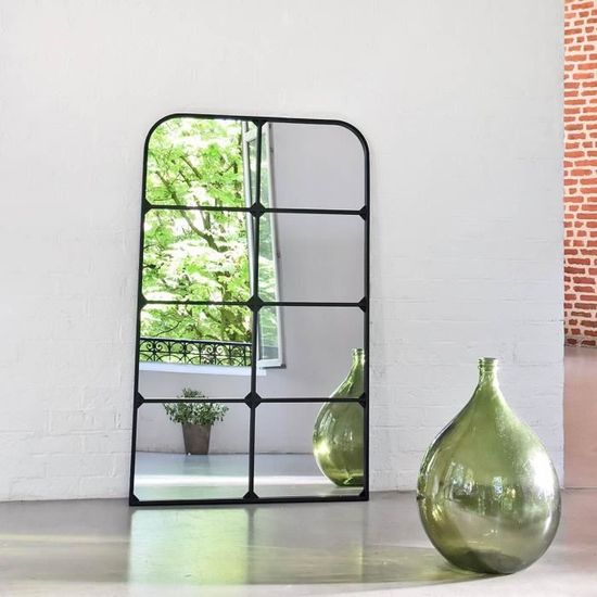 Miroir fenêtre portrait en métal Dimension Produit : Largeur 80 cm x Hauteur 130 cm x Epaisseur 3 cm Noir