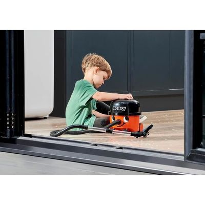 Casdon – Aspirateur Henry Fonctionnel – Rouge, Avec Buse, Aspiration Réelle – Kit De Nettoyage Enfant – Dès 3 Ans