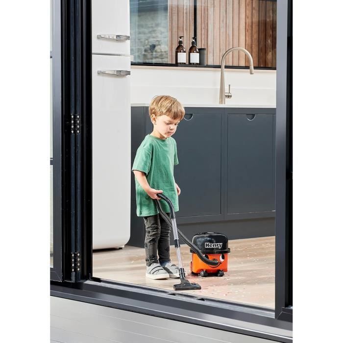 Casdon Henry & Hetty Jouets - Chariot de Nettoyage Henry Deluxe - Ensemble Rouge inspiré d'Henry avec aspirateur à Main Fonctionnel - Chariot de Nettoyage pour Enfants avec Accessoires - 3 Ans Casdon Henry & Hetty Jouets - Chariot de Nettoyage Henry Deluxe - Ensemble Rouge inspiré d'Henry avec aspirateur à Main Fonctionnel - Chariot de Nettoyage pour Enfants avec Accessoires - 3 Ans