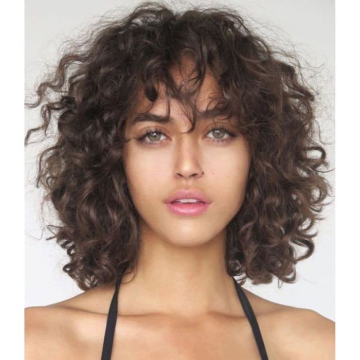 Perruque Courte Marron Bouclée Pour Femme Avec Frange Longueur Épaule Cheveux Synthétiques Naturels Pour Usage Quotidien Fêt[CA147]