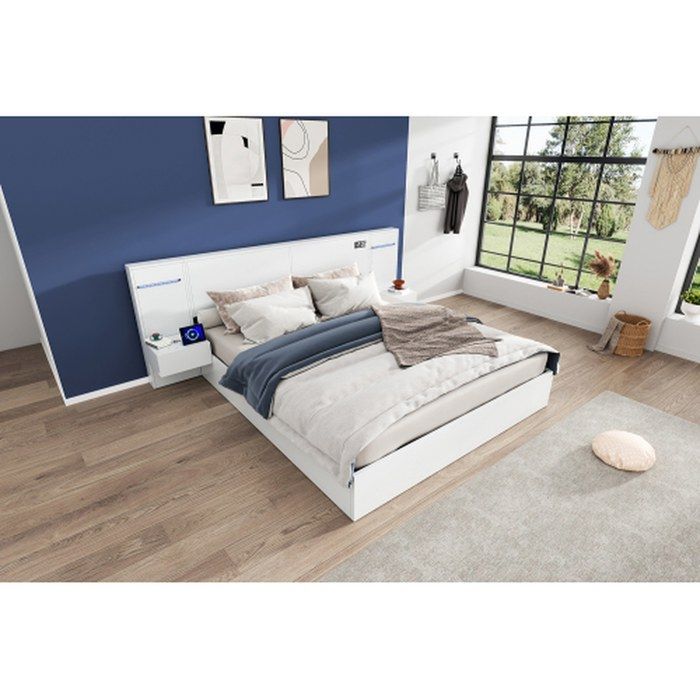Lit double en bois 180x200 cm usb horloge bluetooth barre lumineuse et 2 tables de chevet blanches – matelas non inclus