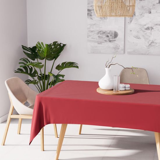 Nappe antitache rectangle 160x270 cm ALIX rouge, par Soleil d'ocre. La nappe unie Alix habillera joliment votre table rectangle.
