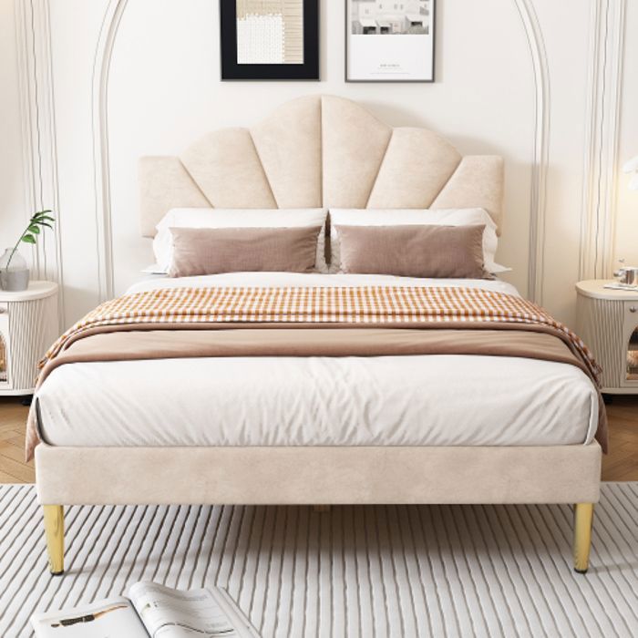Lit double beige en forme de coquillage 140 x 200 cm par O.Ye avec pieds en fer forgé doré et tête de lit réglable en hauteur