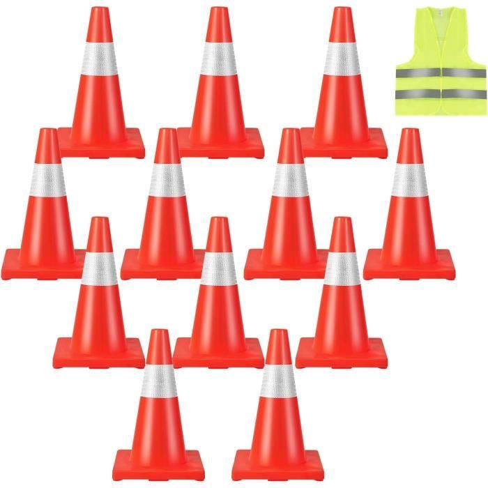 Une rangée de cônes de circulation orange et blancs sur une route ou une autoroute | Image