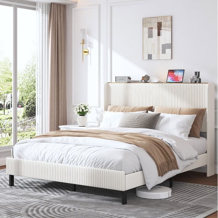 Lit plateforme capitonné en velours côtelé beige et crème avec tête de lit