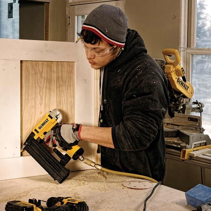 Cloueur pneumatique de finition 18 gauge avec précision point Dewalt DPN1850PP