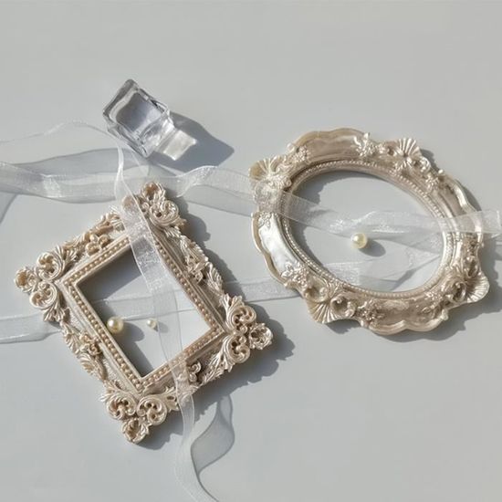Cadre oval doré en résine miniature 1/12, Cadres et miroirs - la-maison