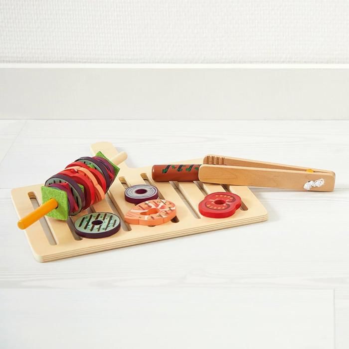 Janod Barbecue En Bois – 57 Accessoires, Roues Silencieuses, Dès 3 Ans – Le Jeu D’Imitation Parfait Pour Les Petits Chefs !